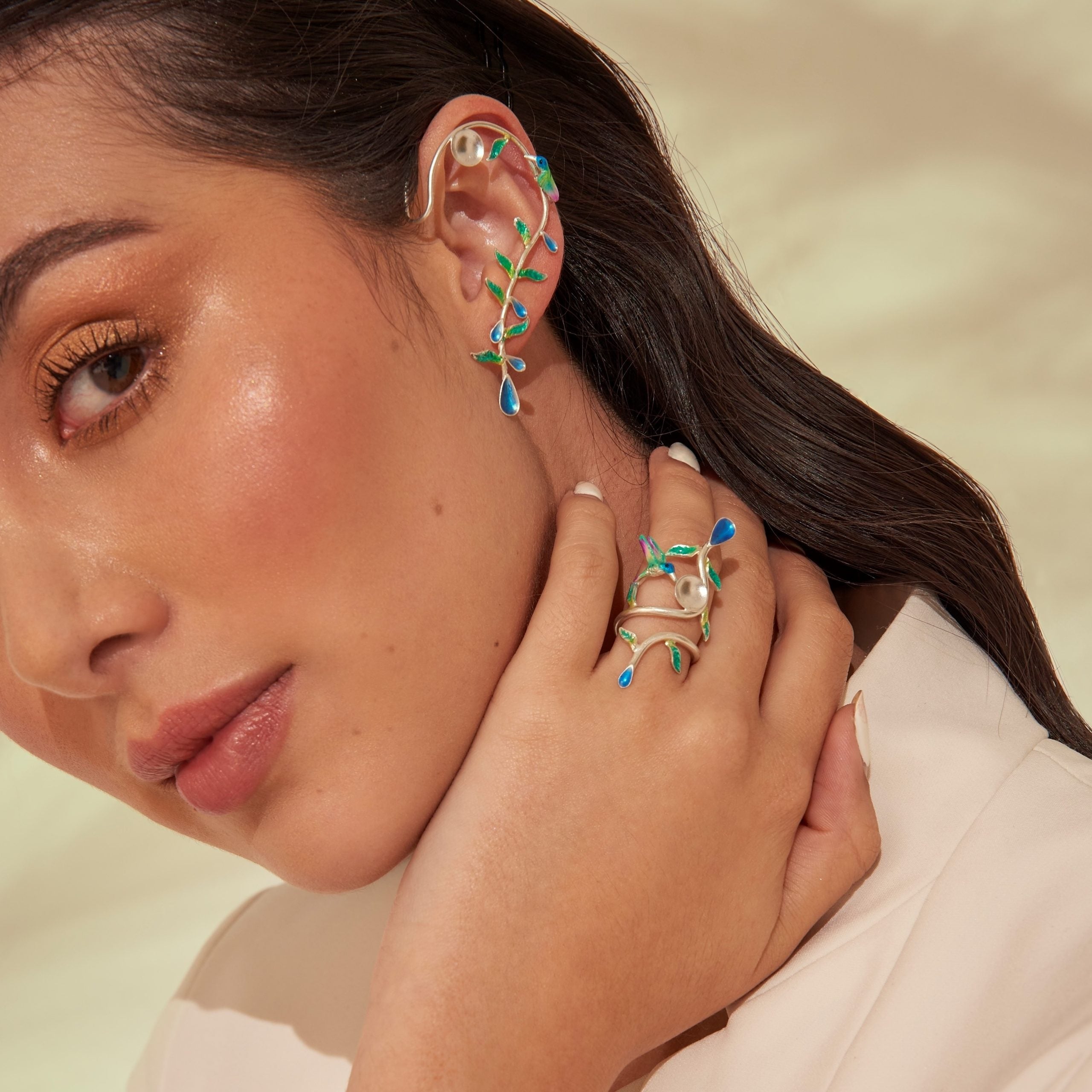 Modelo del Ear cuff de colibri amor eterno elaborado en plata ley 925 pintado a mano