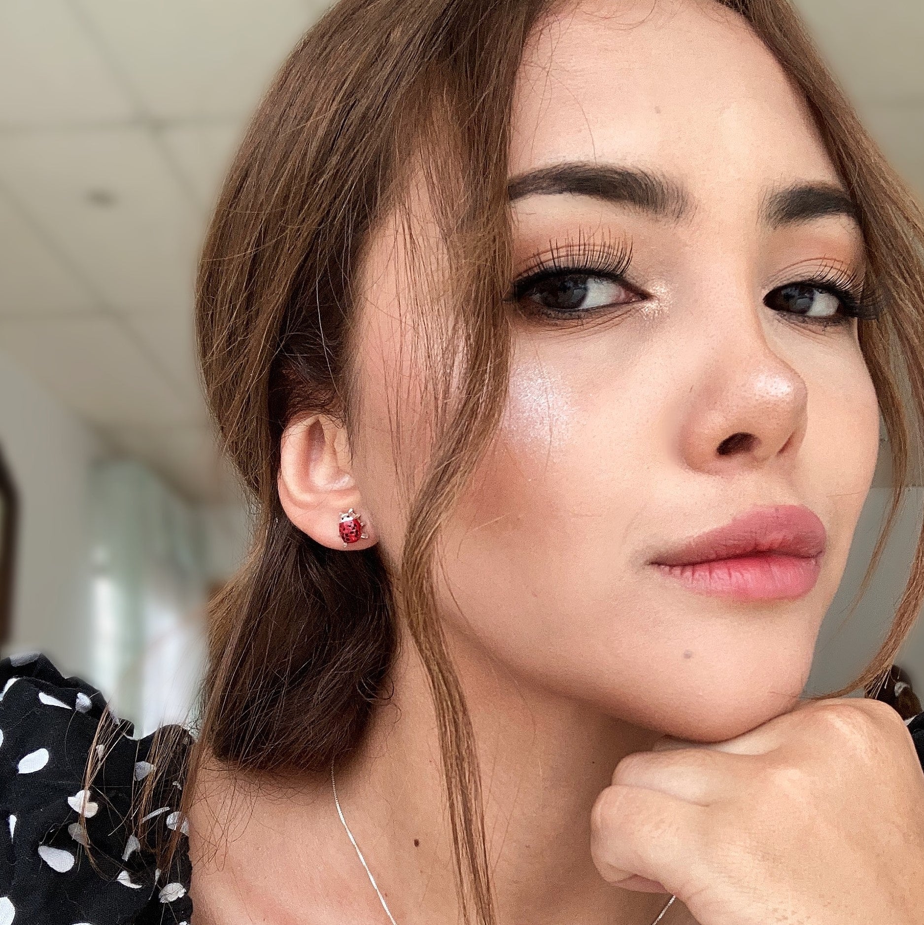 Aretes mariquita modelo, cadena en plata, joyas elaboradas con plata ecologica eden joyas